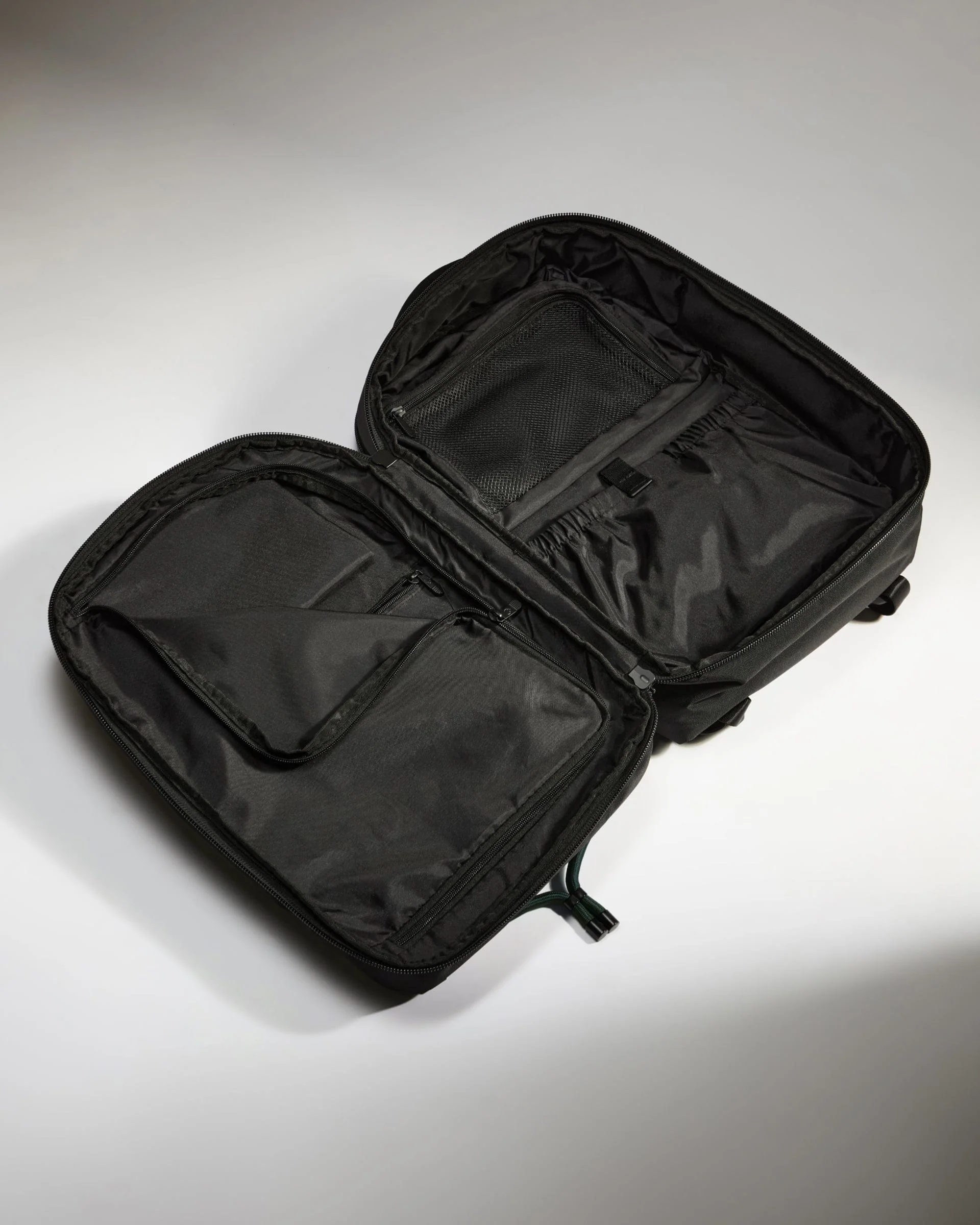 Discovery 28L Backpack in Black - Image 3