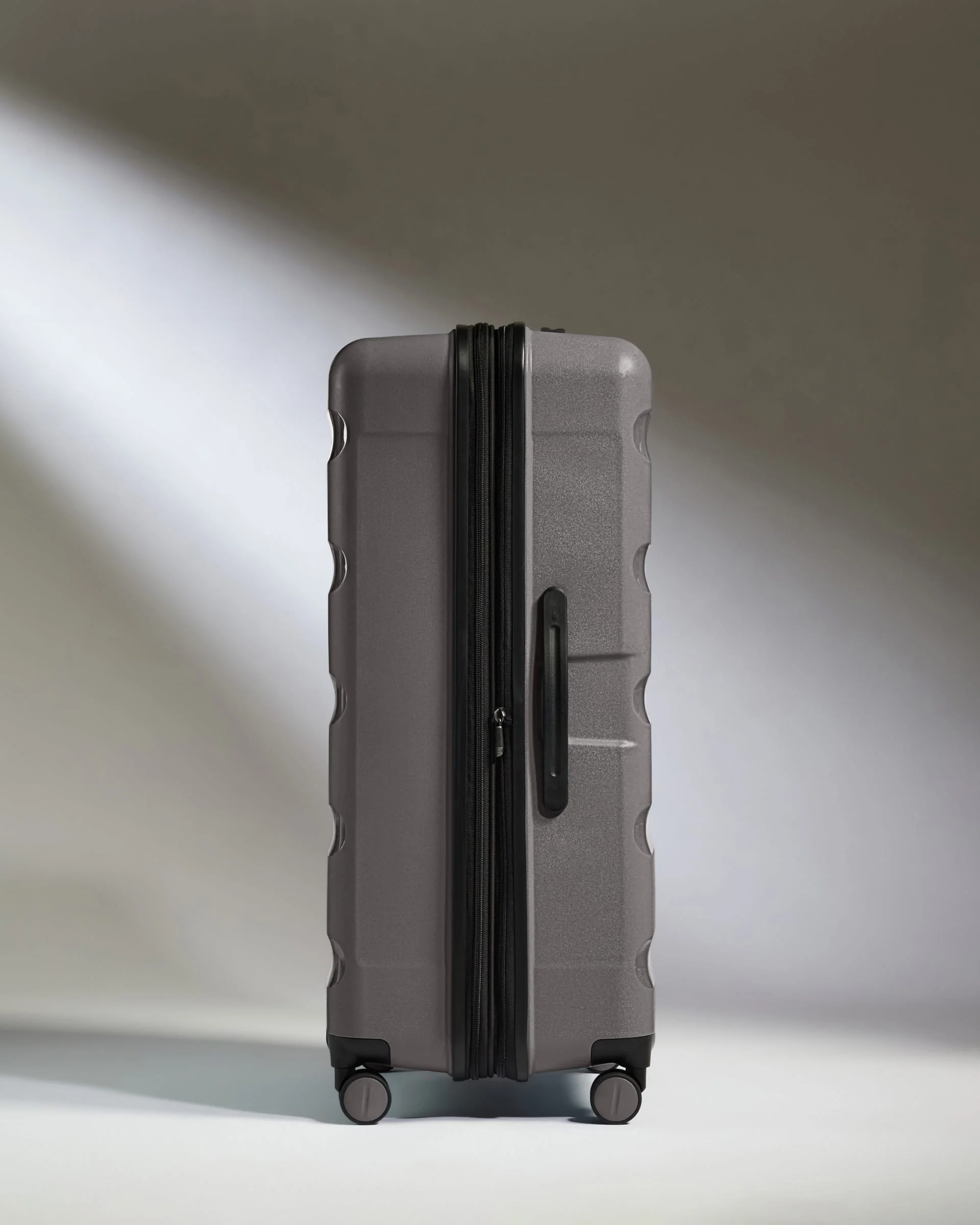 Expandable Large Suitcase in Gloss Gull Grey - Logo Stripe - Image 4