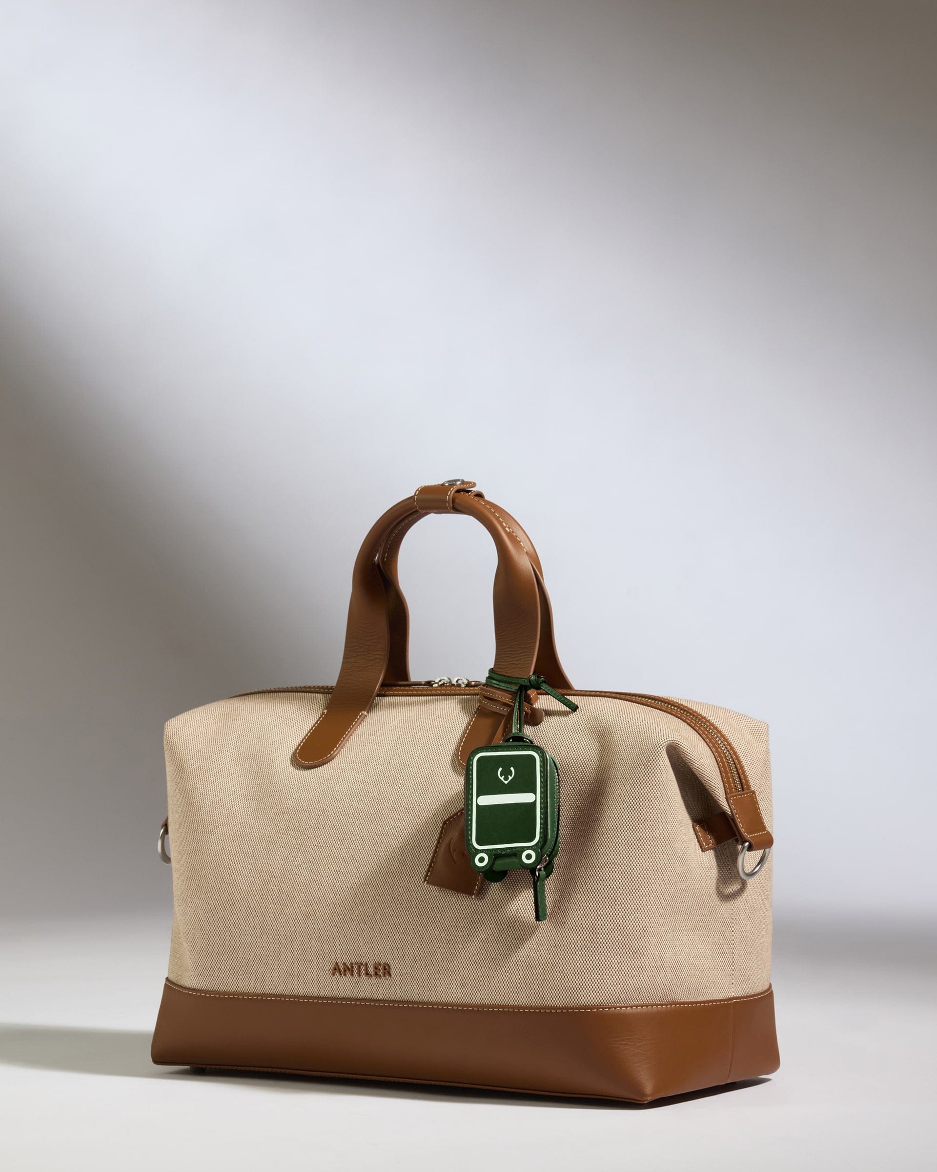 Heritage Leather AirPods Case in Green - Image 4